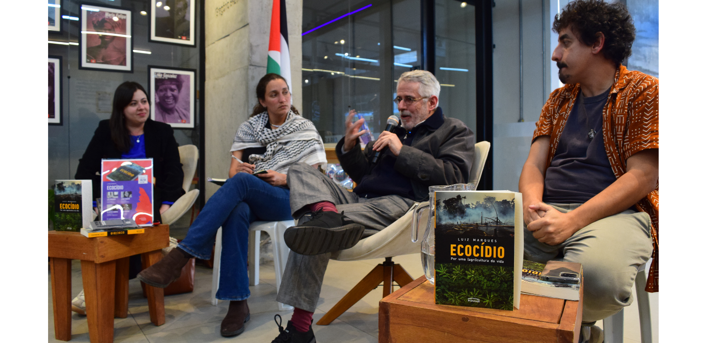 Foto da mesa de debate no lançamento livro Ecocídio na livraria Expressão Popular.
