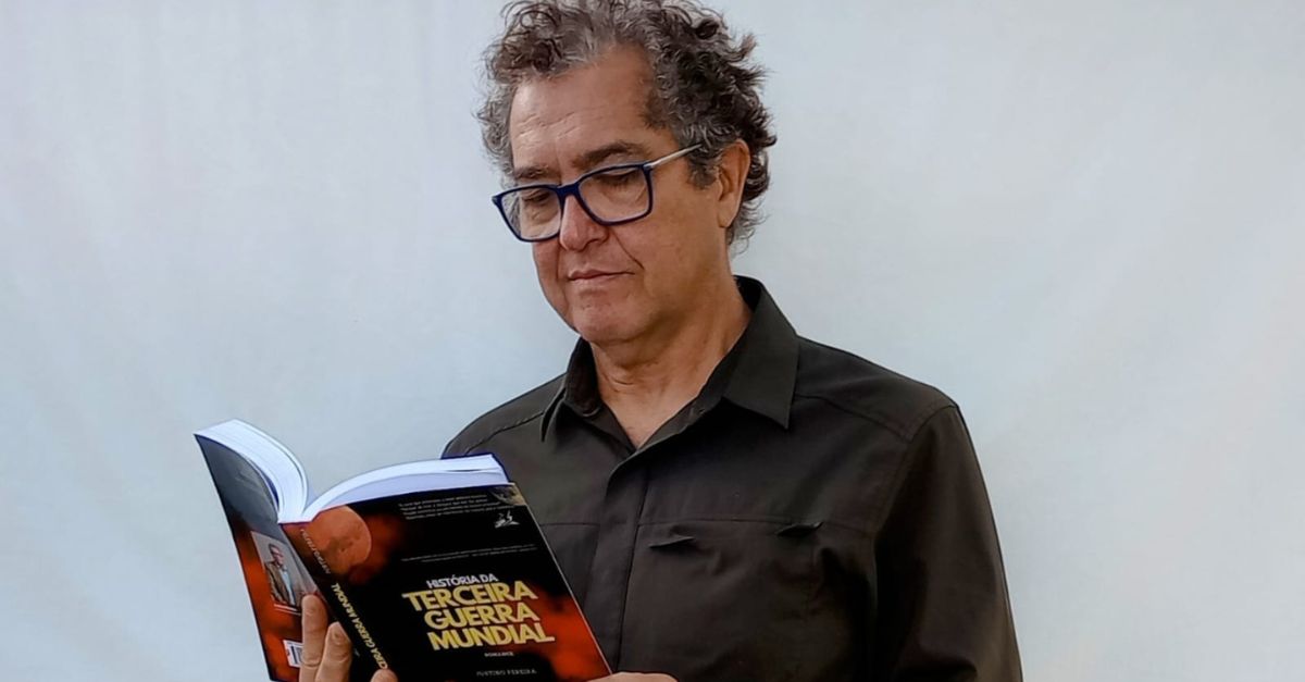 Foto de Justino Pereira com seu livro História da Terceira Guerra Mundial